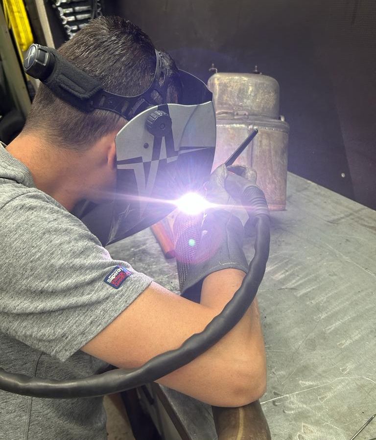 Mitarbeiter bei Arbeiten am Partikelfiltergehäuse